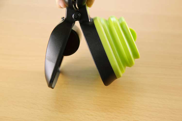 Pet Dog Travel Foldable Pooper Scooper with 1 Roll of Decomposable Bags